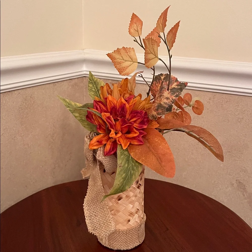 🍁FALL CLEAROUT🍁 14” Autumn Floral Arrangement in Woven Basket with Burlap Bow